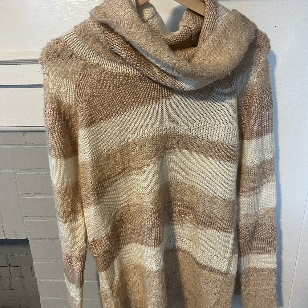 Design History Tan and white turtle neck sweater